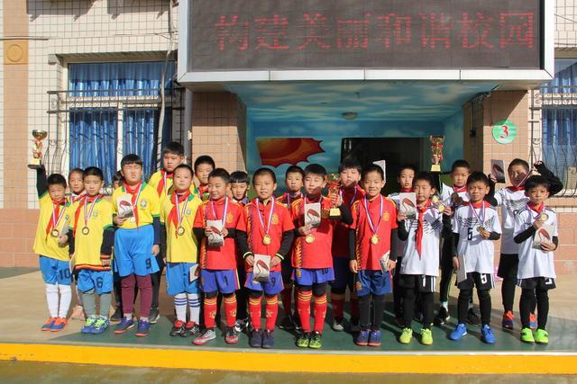 坑惨上海！他30分钟输20分 在场等于4打5，球迷：他一点作用都没有
